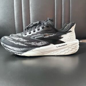 Brooks Launch 11 Black and White womens  sz 5.5